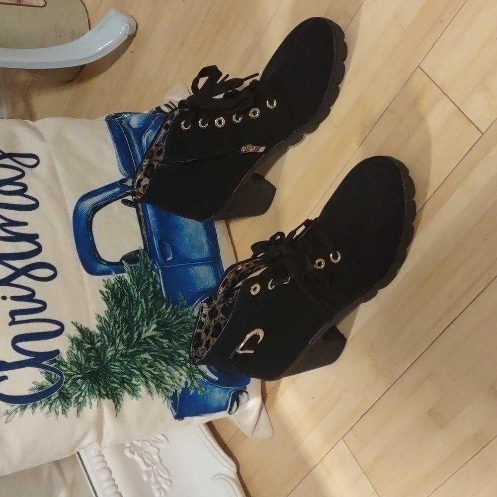 Cute black boots perfect for every occasion never used brand new